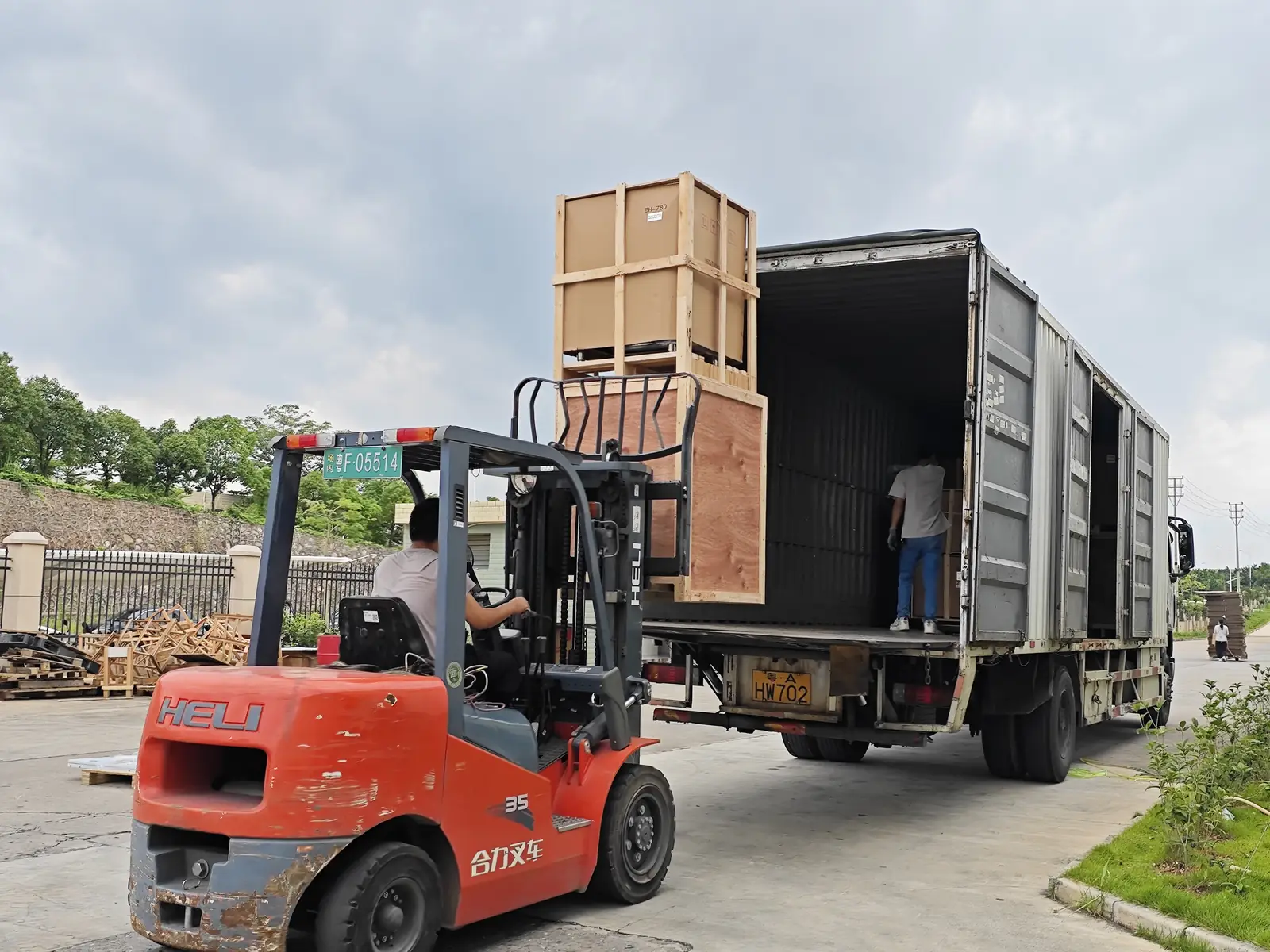 Jieguan export packing and container loading for commercial kitchen equipment